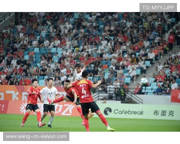 主帅在训练中亲自示范新跑位,引发模仿热潮 主帅在训练中亲自示范新跑位,引发模仿热潮